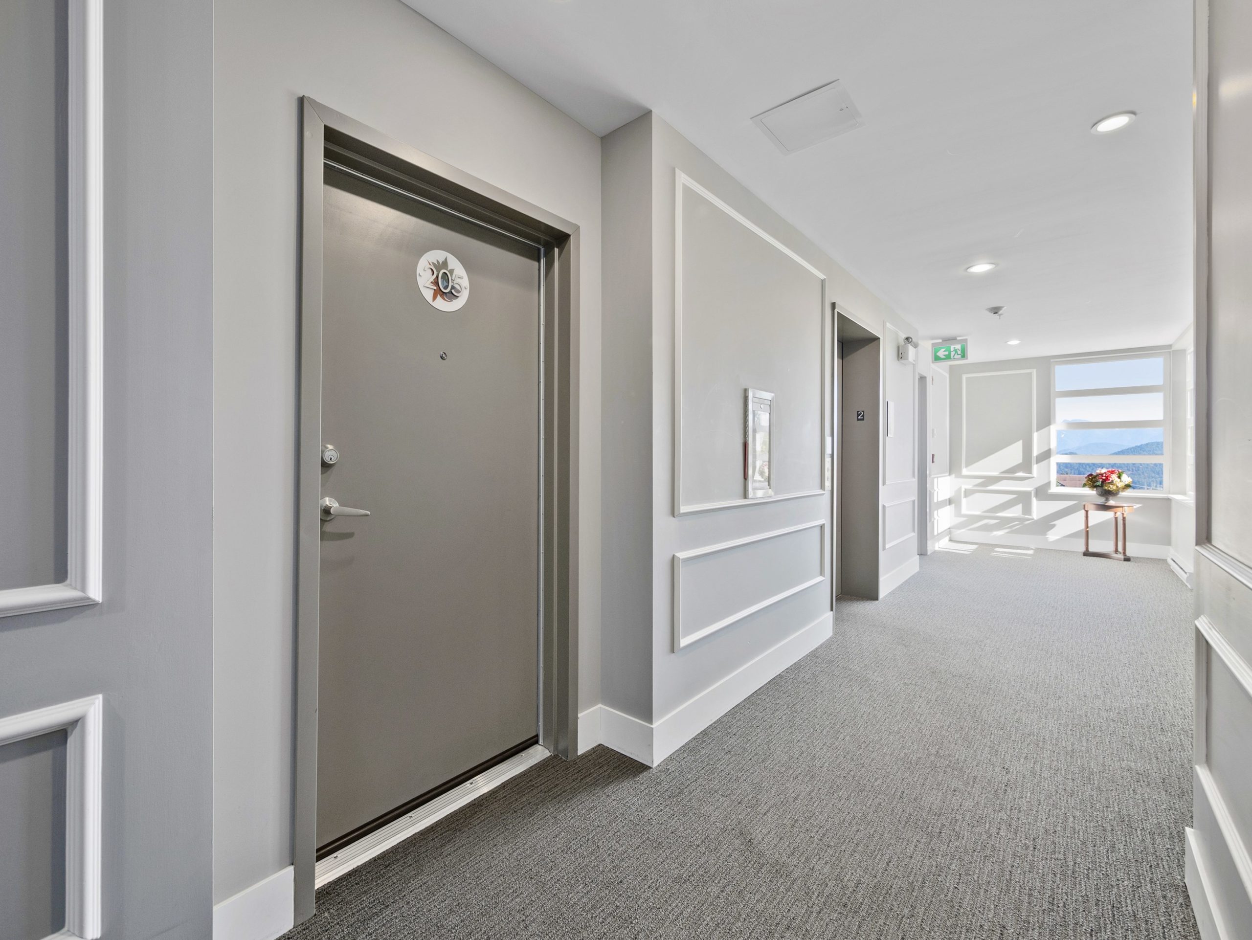 p82 door to suite from hallway_AK